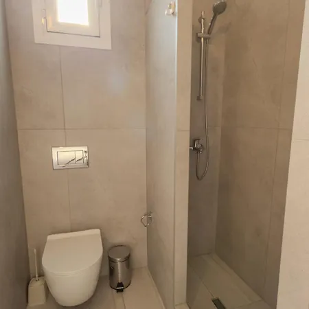 شقة Christos And Family